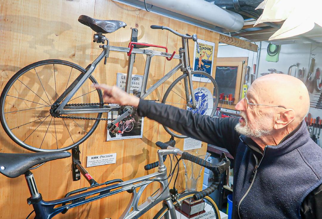 Werner Mundschin weiss zu jedem seiner Sammelstücke etwas zu erzählen.
Bilder Elmar Gächter Werner Mundschin weiss zu jedem seiner Sammelstücke etwas zu erzählen.
Bilder Elmar Gächter