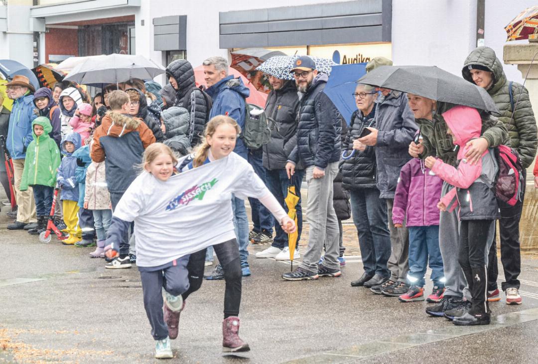 Beim Duell zwischen dem Turnverein Sissach und dem Turnverein Itingen brachten originelle Schikanen und Hindernisse das zahlreich erschienene Publikum in der Begegungszone zum Schmunzeln. Bild Sander van Riemsdijk Beim Duell zwischen dem Turnverein Sissach und dem Turnverein Itingen brachten originelle Schikanen und Hindernisse das zahlreich erschienene Publikum in der Begegungszone zum Schmunzeln. Bild Sander van Riemsdijk
