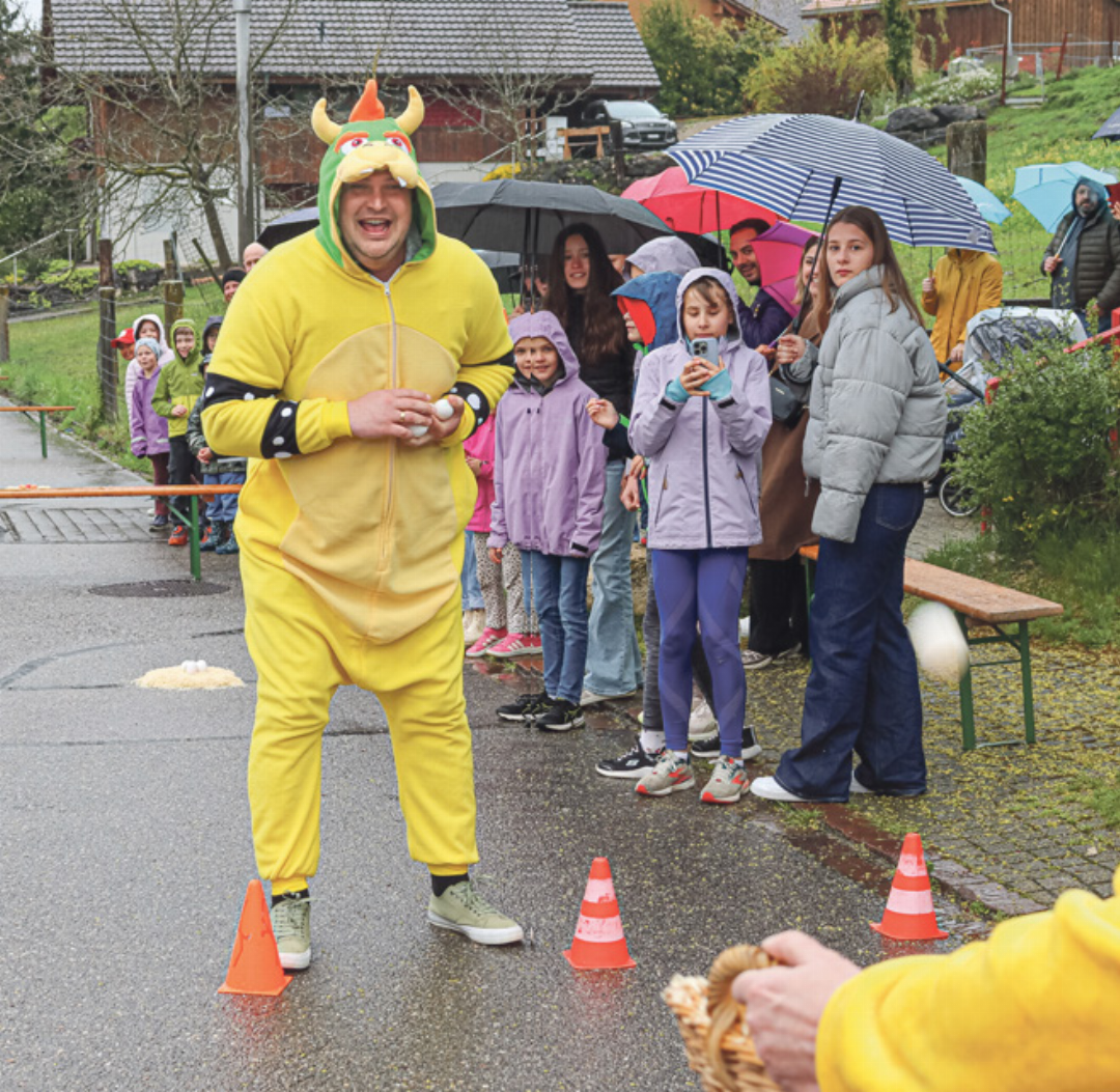 In ihren knallgelben Kostüme sorgten die Gemeinderäte in Ramlinsburg für viel Gelächter. Bild Brigitt Buser In ihren knallgelben Kostüme sorgten die Gemeinderäte in Ramlinsburg für viel Gelächter. Bild Brigitt Buser