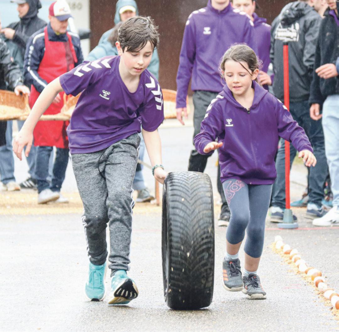 Beim Eierleset ist vor allem Geschicklichkeit gefragt – wie in Wenslingen beim «Reifentransport». Bild Pascal Kamber Beim Eierleset ist vor allem Geschicklichkeit gefragt – wie in Wenslingen beim «Reifentransport». Bild Pascal Kamber