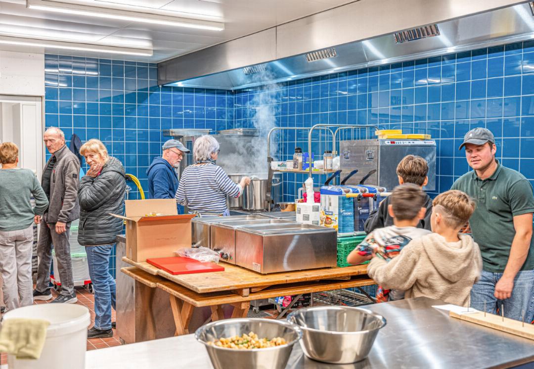 In der Küche wurde für die Verpflegung der 300 Besucher gesorgt. Bilder zvg / Roger Grieder In der Küche wurde für die Verpflegung der 300 Besucher gesorgt. Bilder zvg / Roger Grieder