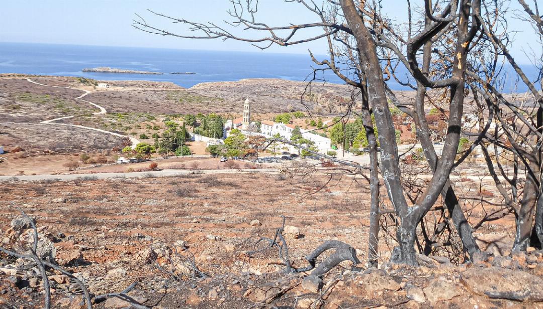 Kloster Panagia Mirtidiotissa auf Kythira, das vom Feuer umzingelt war. Bilder Heinz Döbeli Kloster Panagia Mirtidiotissa auf Kythira, das vom Feuer umzingelt war. Bilder Heinz Döbeli