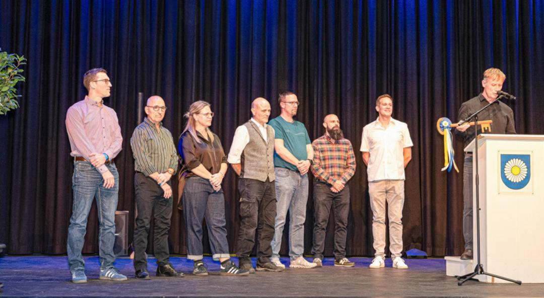 Symbolische Schlüsselübergabe von Kommissionspräsident Markus Vogt (rechts) an die Rünenberger Behörden. Symbolische Schlüsselübergabe von Kommissionspräsident Markus Vogt (rechts) an die Rünenberger Behörden.