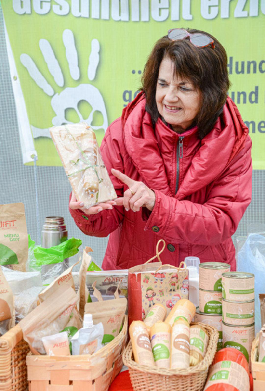 Rosmarie Handschin mit der «Christ mas»- Wurst für Hund und Katze. Rosmarie Handschin mit der «Christ mas»- Wurst für Hund und Katze.