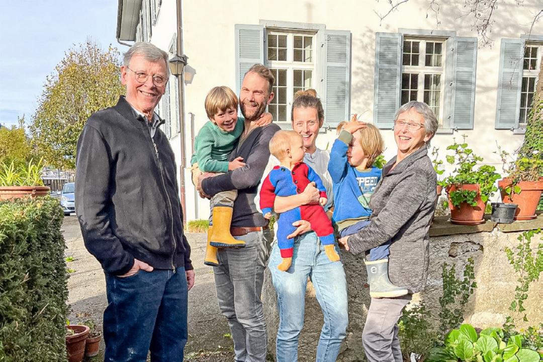 Familie Schnider Uhlig (drei Generationen) vor dem Haus. Bild Brigitte Keller Familie Schnider Uhlig (drei Generationen) vor dem Haus. Bild Brigitte Keller