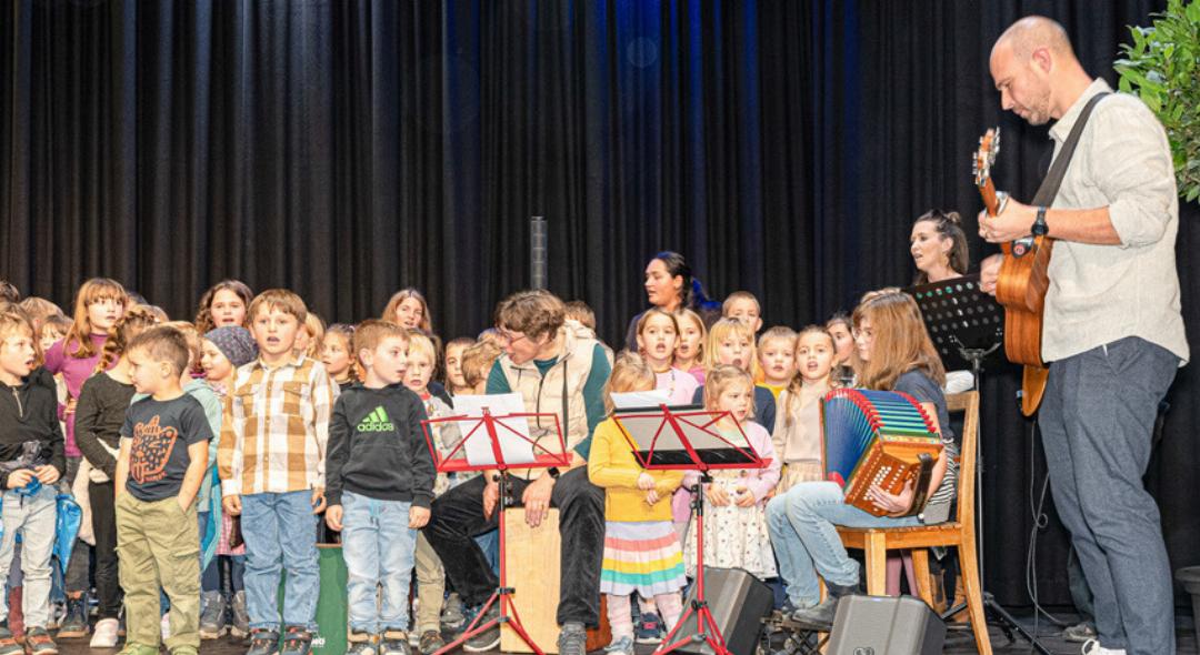 Die Schulkinder – vom Kindergarten bis zur 6. Klasse – präsentierten am Einweihungsfest musikalische Darbietungen. Die Schulkinder – vom Kindergarten bis zur 6. Klasse – präsentierten am Einweihungsfest musikalische Darbietungen.