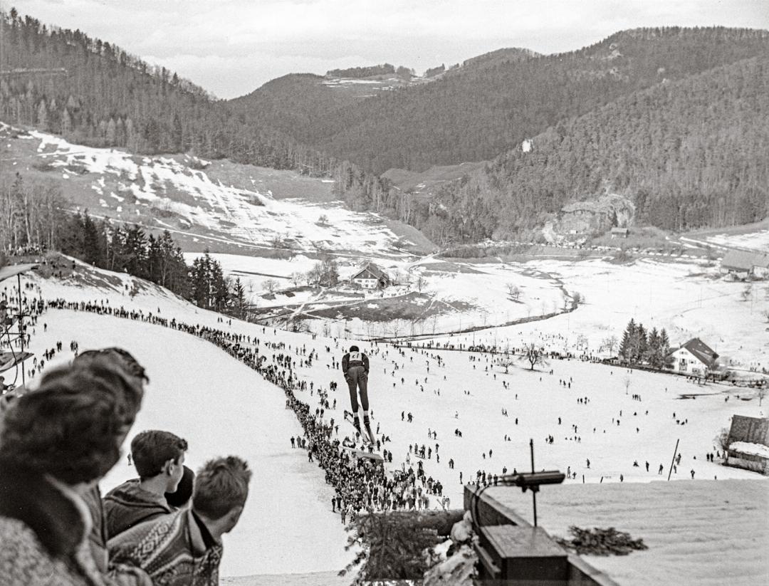 Zahlreiches Publikum beobachtet 1965 ein Skispringen auf der Freichelenschanze. Bilder zvg / HeinerGrieder Zahlreiches Publikum beobachtet 1965 ein Skispringen auf der Freichelenschanze. Bilder zvg / HeinerGrieder