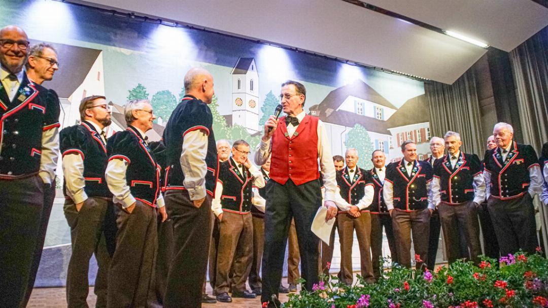 Präsident Ruedi Hirsbrunner (mit Mikro) befragt seinen Kollegen Walter Freund vom Jodlerklub Oberburg. Präsident Ruedi Hirsbrunner (mit Mikro) befragt seinen Kollegen Walter Freund vom Jodlerklub Oberburg.