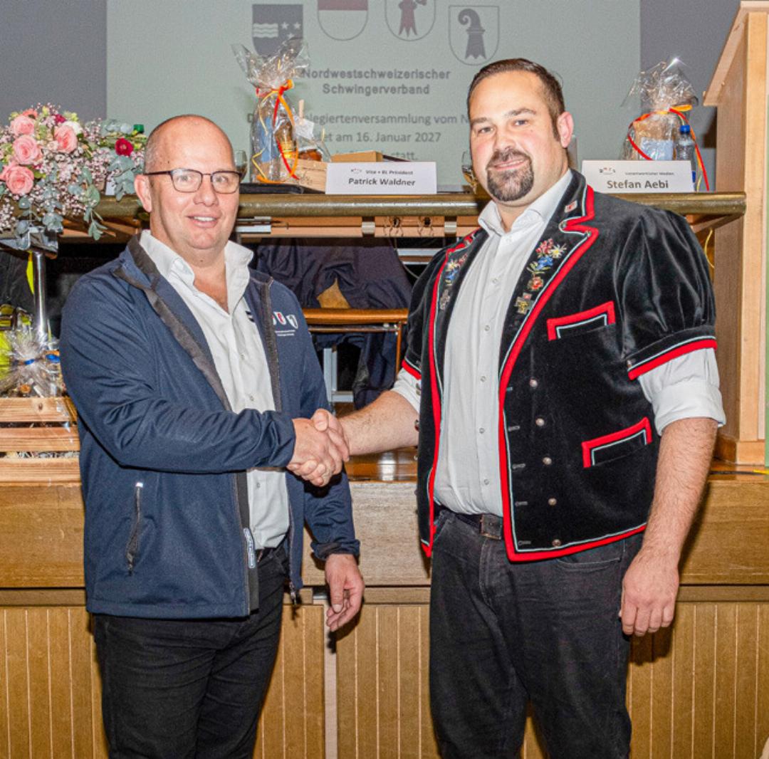 Michael Saner (links) gratuliert seinem Nachfolger Patrick Waldner anlässlich der Delegiertenversammlung vom vergangenen Samstag in Mümliswil.
Bild zvg Michael Saner (links) gratuliert seinem Nachfolger Patrick Waldner anlässlich der Delegiertenversammlung vom vergangenen Samstag in Mümliswil.
Bild zvg