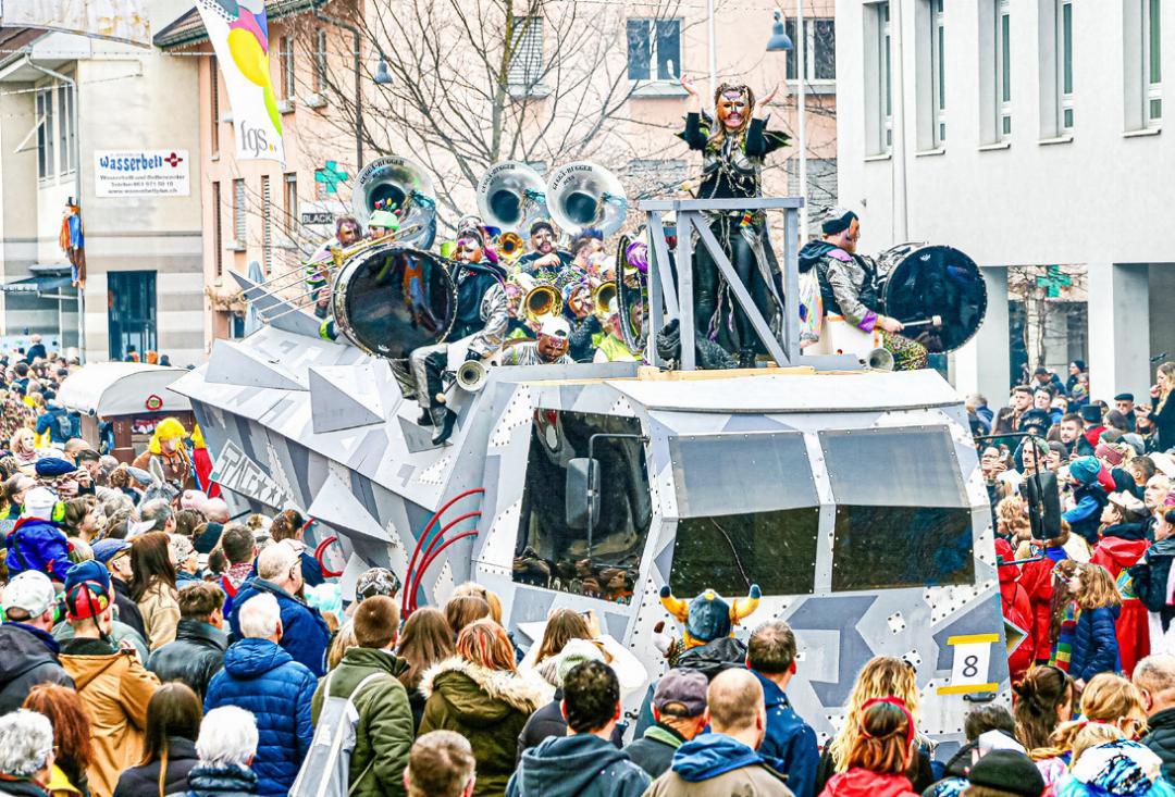 Die «Guggä-Rugger» Buus sind bekannt für ihre extravaganten Wagen. Die Vorschriften stellten für sie keine Schwierigkeit dar. Die «Guggä-Rugger» Buus sind bekannt für ihre extravaganten Wagen. Die Vorschriften stellten für sie keine Schwierigkeit dar.