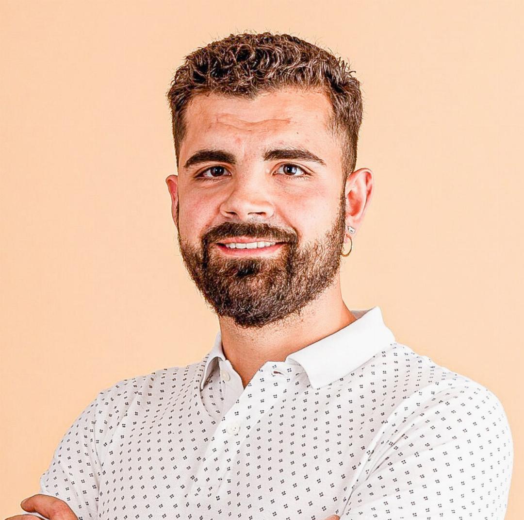 Mattia Tudisco arbeitet bei der Fachstelle Herdenschutzhund beider Basel.
BIld zvg / Nicolas Gysin Mattia Tudisco arbeitet bei der Fachstelle Herdenschutzhund beider Basel.
BIld zvg / Nicolas Gysin