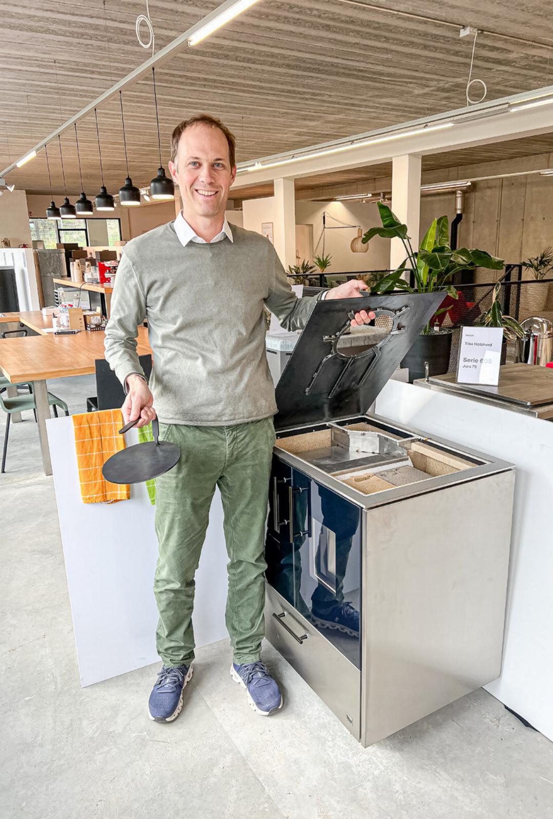 Geschäftsführer Lukas Bühler am Hauptsitz in Liestal mit einem Tiba-Herd der neuen Serie. Bilder Marianne Ingold Geschäftsführer Lukas Bühler am Hauptsitz in Liestal mit einem Tiba-Herd der neuen Serie. Bilder Marianne Ingold