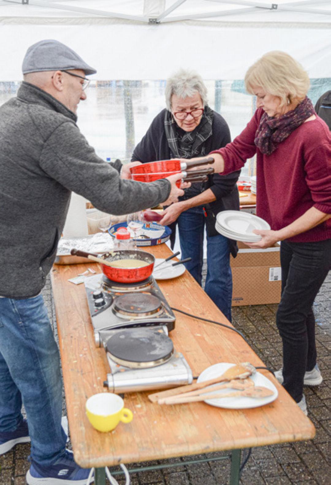 In Raffaellas Fondue-Beiz auf dem Dorfplatz herrscht Hochbetrieb. In Raffaellas Fondue-Beiz auf dem Dorfplatz herrscht Hochbetrieb.