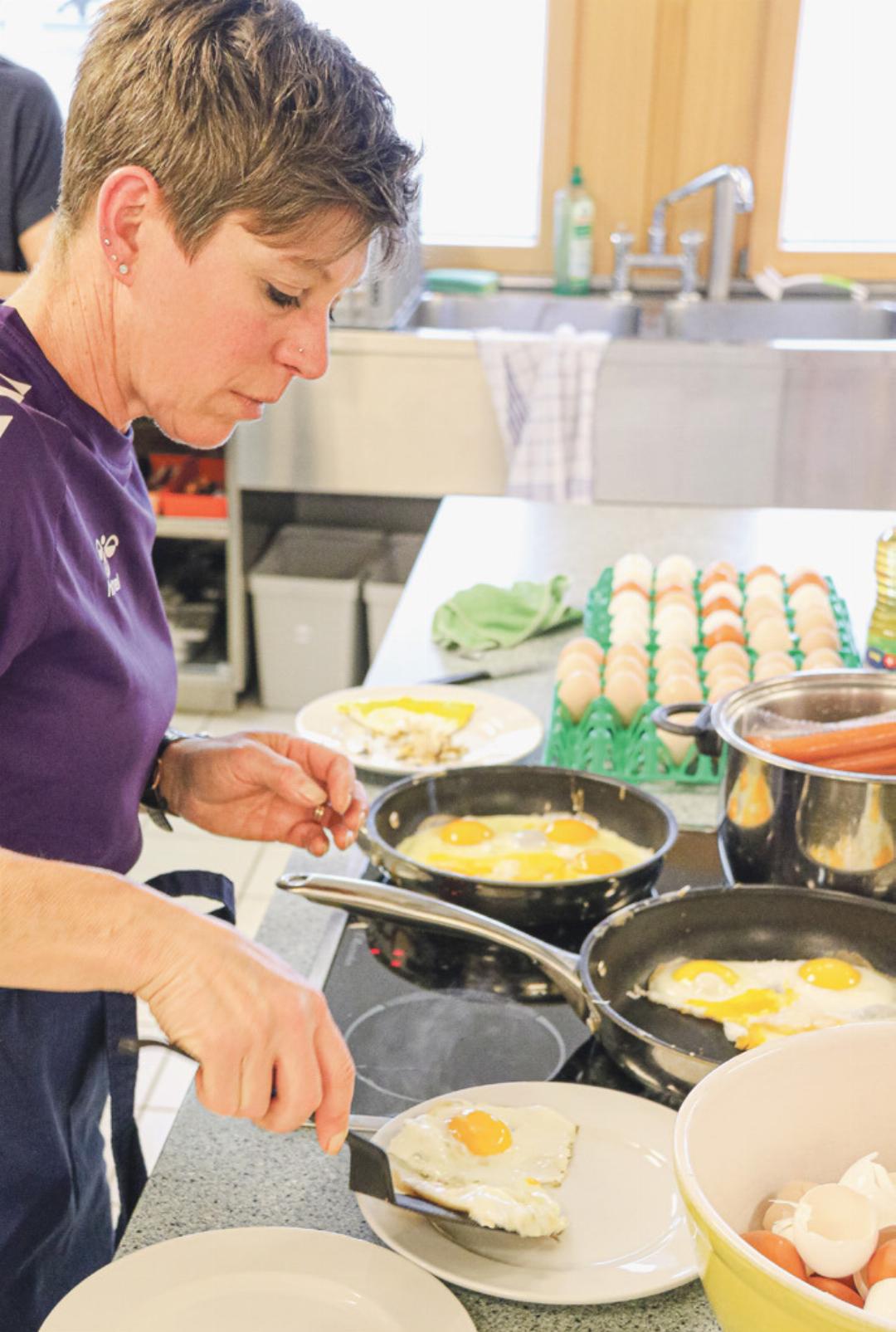 Nach dem Wettkampf ist vor dem «Eiertätsch»: In Wenslingen bereiteten die Frauen der Damenriege «35plus» in der Turnhalle den traditionellen Eierschmaus her.
Bild Pascal Kamber Nach dem Wettkampf ist vor dem «Eiertätsch»: In Wenslingen bereiteten die Frauen der Damenriege «35plus» in der Turnhalle den traditionellen Eierschmaus her.
Bild Pascal Kamber