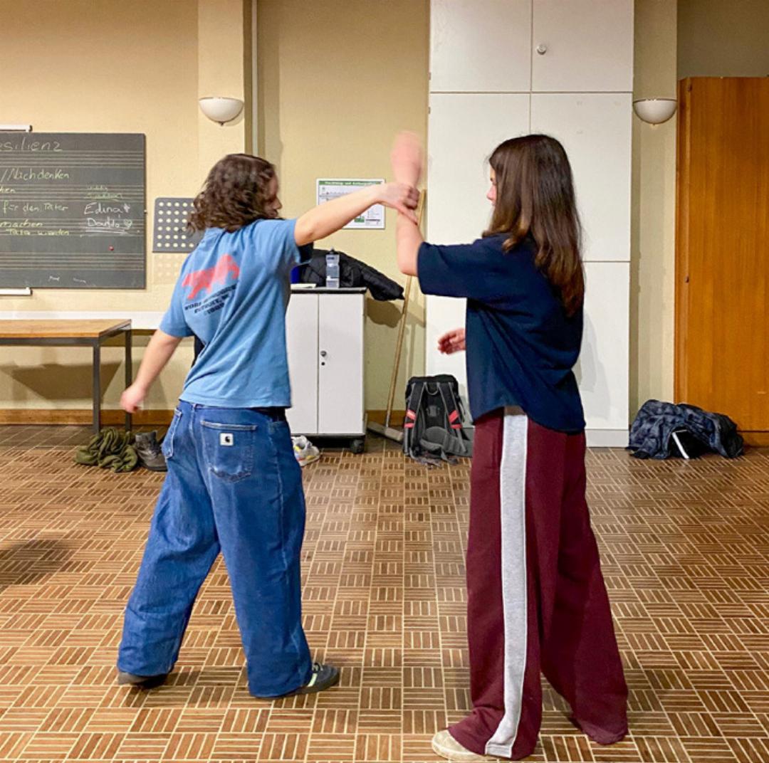 In einem Selbstverteidigungskurs lernten die Jugendlichen einfache Techniken, um sich in bedrohlichen Situationen zu schützen. In einem Selbstverteidigungskurs lernten die Jugendlichen einfache Techniken, um sich in bedrohlichen Situationen zu schützen.