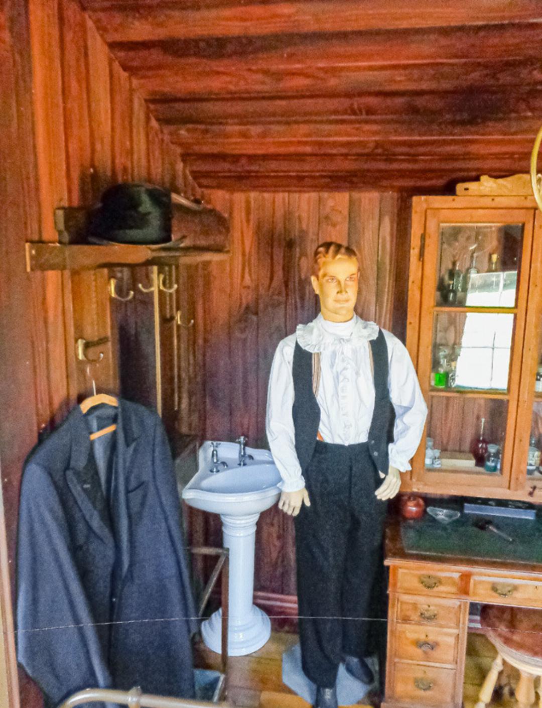 Das «Mannequin» im Spital, «Dr. Albi», stammt von Albert Kunz aus dem früheren Schuhladen im «Cheesmeyer».
Bilder zvg Das «Mannequin» im Spital, «Dr. Albi», stammt von Albert Kunz aus dem früheren Schuhladen im «Cheesmeyer».
Bilder zvg