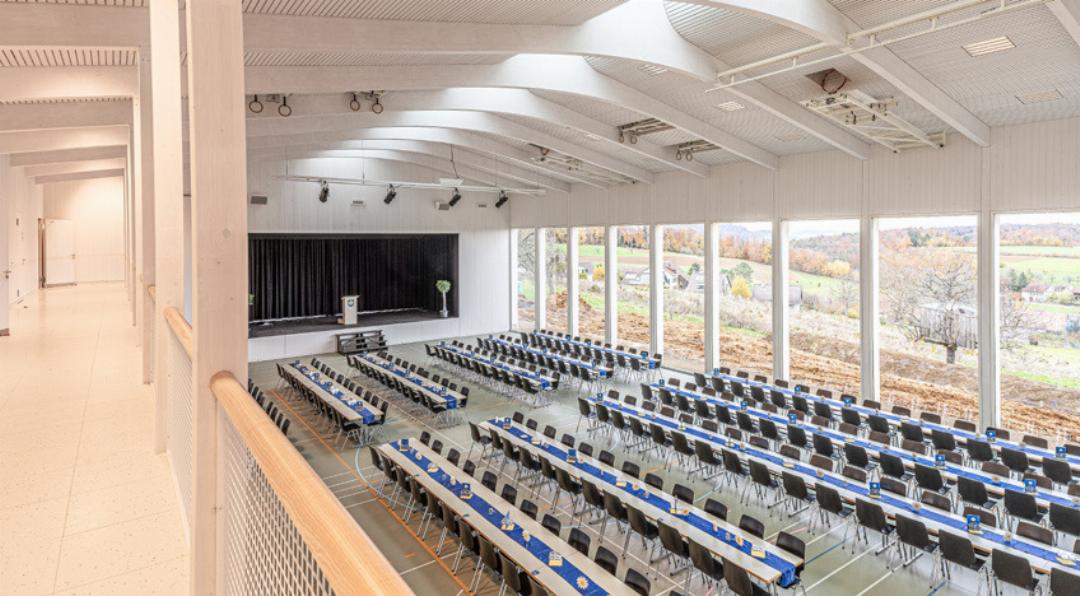 Von der Galerie aus hat man den Überblick über das Geschehen in der Halle und einen tollen Ausblick bis zum Schwarzwald. Von der Galerie aus hat man den Überblick über das Geschehen in der Halle und einen tollen Ausblick bis zum Schwarzwald.