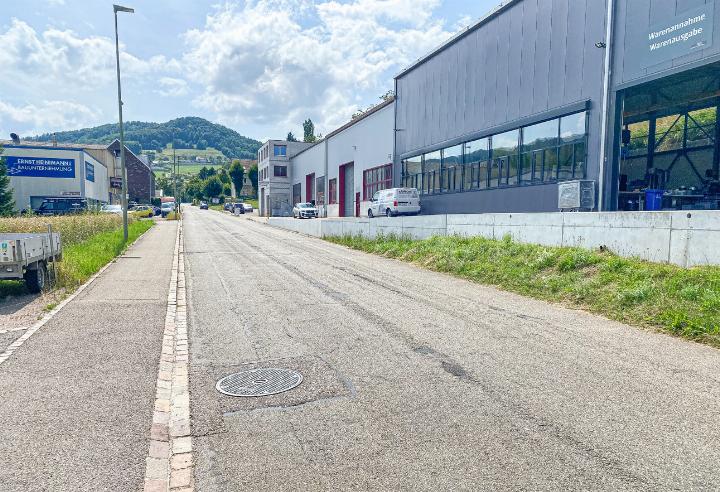 Auch auf der Kantonsstrasse – hier von Diegten/Hölstein her kommend – soll Tempo 30 gelten. Bild Willi Wenger