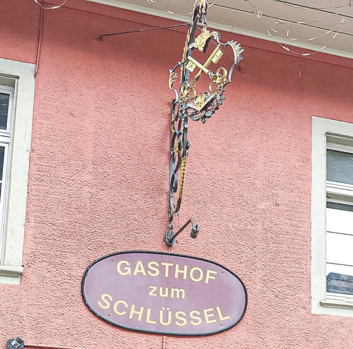 Das schmiedeeiserne Wirtshausschild mit zwei gekreuzten Schlüsseln ist schon vor mehr als zwei Jahren gestohlen worden. Nach wie vor fehlt von ihm jede Spur.Bild zvg / Wikimedia