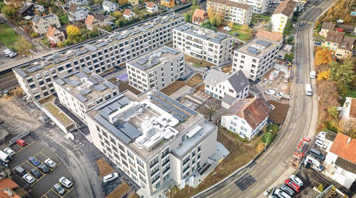 Die Überbauung liegt zwischen Hauptstrasse und Gleisen. Die 72 Mietwohnungen sind alle schon bezogen, nur die Umgebungsarbeiten laufen noch. Bild sep. Die Überbauung liegt zwischen Hauptstrasse und Gleisen. Die 72 Mietwohnungen sind alle schon bezogen, nur die Umgebungsarbeiten laufen noch. Bild sep.