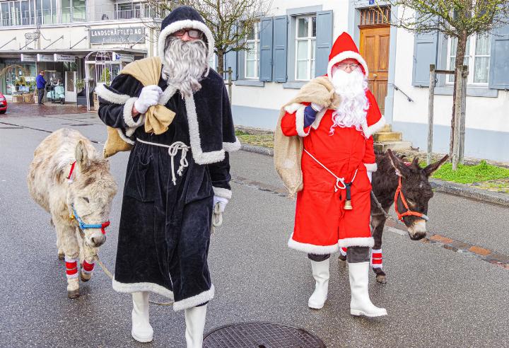 Die Santichläuse mit ihren Eseln waren auch unterwegs. Bilder Marc Weder