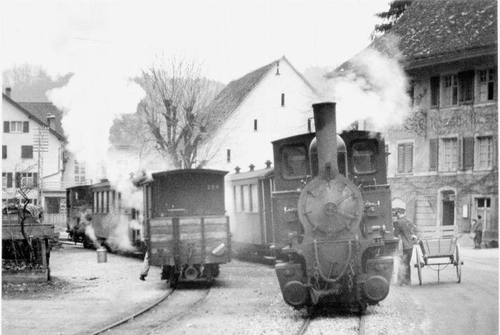 Viel Betrieb auf der Station Hölstein: Post und Güter werden verladen, 1950. Bild Archiv Heinz Spinnler