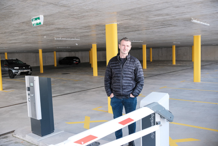 Die Gäste von Dino Mengisen dürfen die Parkplätze der Gemeinde weiterhin kostenlos nutzen. Bild Archiv vs