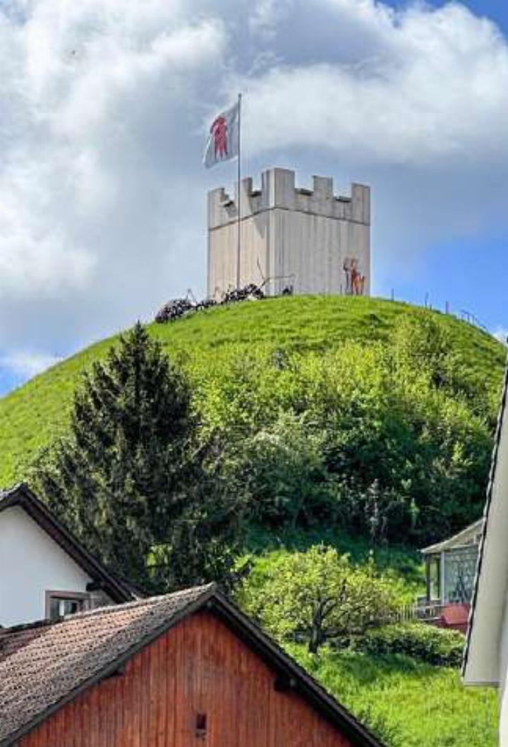 Die Burg auf dem Zunzger Wahrzeichen wird im November abgebaut. Bild ch.