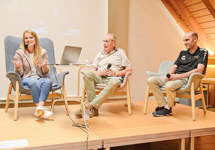 Romy Tschopp spricht mit Moderator Christian Tschudin (Mitte) und dem Präsidenten des Sportvereins Lausen, Simon Häfelfinger, über Resilienz. Bild zvg