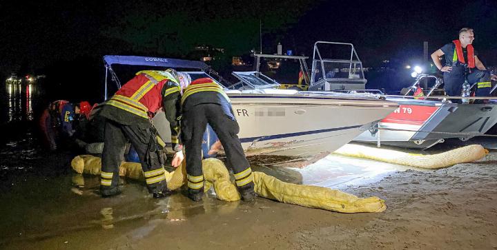 Bei Dunkelheit kollidierte dieses Sportboot beim Schwimmbad Rheinfelden mit einer Uferaufschüttung. Eine 34-jährige Frau starb beim Unfall. Bild Archiv nfz