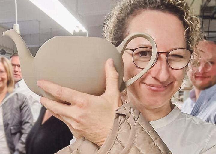 Filialleiterin Cornelia Abegglen mit einer Kanne von Dibbern.
Bild zvg