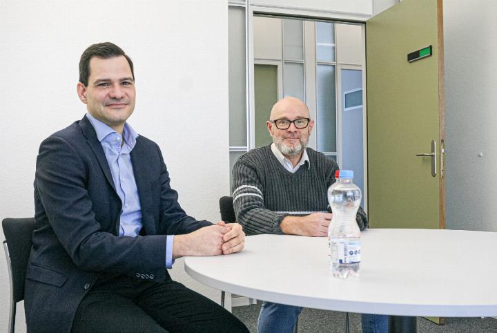 Fabian Dinkel, Chef des Sozialamts (links), und Roland Sommer Salner, Leiter des Assessmentcenters. Bild Daniel Aenishänslin