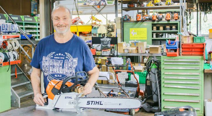 Motorsägen sind das Spezialgebiet von Peter Weibel. Bild Luana Güntert