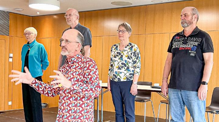 Eine Gruppe des Theaters Obertor Winterthur unter der Leitung von Marius Leuten egger (vorne) zeigte Auslöser von Einsamkeit im Alter auf. Bild bke. Eine Gruppe des Theaters Obertor Winterthur unter der Leitung von Marius Leuten egger (vorne) zeigte Auslöser von Einsamkeit im Alter auf. Bild bke.
