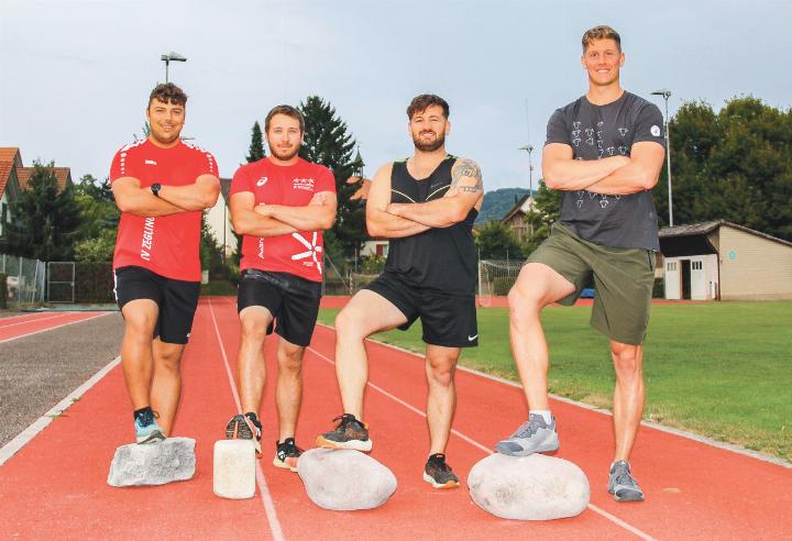 Nonda Grieder, Marco und Luca Lorenzoni sowie Benedikt Büchenbacher (von links): Am Dienstag trainierten sie in Wenslingen mit verschiedenen Steinen. Der schwerste wiegt rund 71 Kilo und ist aus der Maggia. Bild lug.