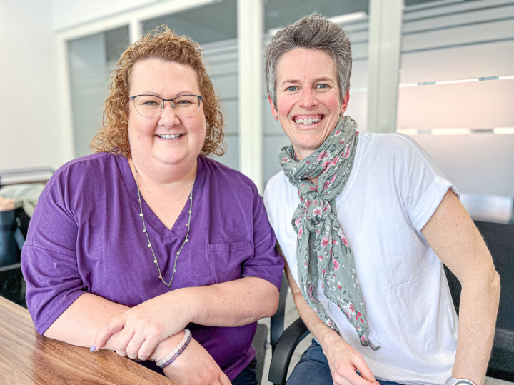Initiantin Monika Wiesner (links) und Präsidentin Daniela Schär im Sitzungszimmer des Businessparks Itingen, wo «Konzept SIEben» gegründet wurde. Bild Marianne Ingold
