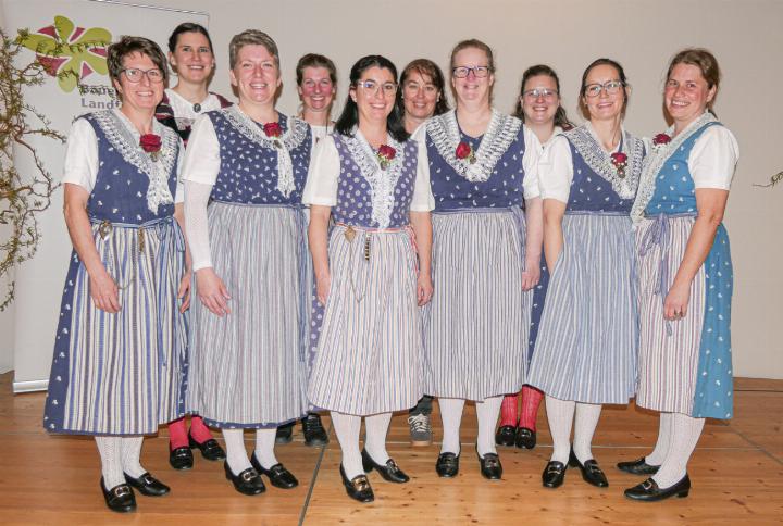 Der neue Vereinsvorstand mit Präsidentin Evelyne Gasser (vordere Reihe, Dritte von links). Bild Elmar Gächter