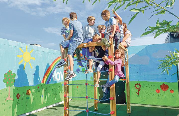 Kinder und Jugendliche verschiedenen Alters lernen und spielen an der Schule Nova gemeinsam.
Bild zvg