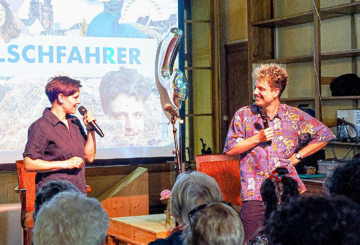 Daniela Dill und Dominik Muheim erzählen zum achten Mal «Gschichte vom Mischtstock». Benedikt Meyer (rechts) fliegt mit dem Zeppelin in poetische Höhen und zeigt sein Programm Plusquamperfekt. Bilder zvg