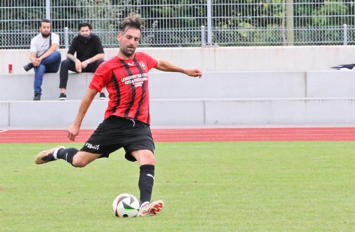 Jose David Casado Garcia trifft gegen Laufen früh vom Penaltypunkt. Bild Archiv vs