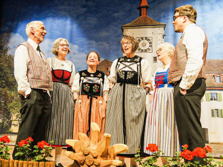 Das Vorstands-Sextett des Jodelchors Mellingen, in dem auch Monika Koch (dritte von rechts) jodelt.
Bild zvg / Peter Thomann