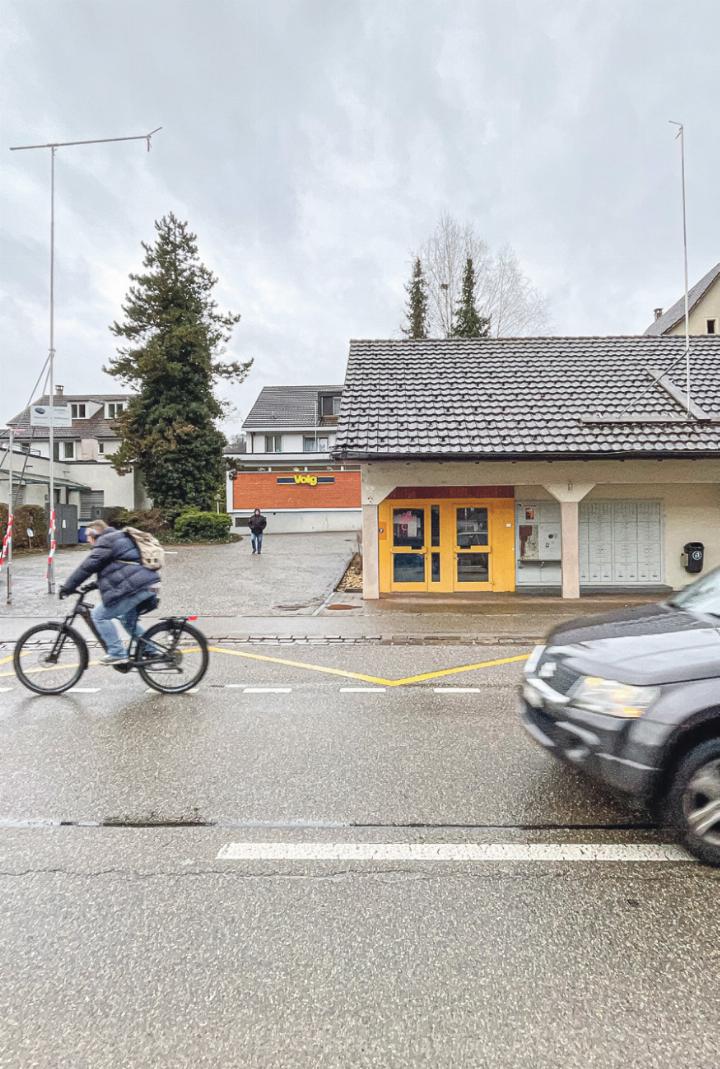Im Vordergrund sind Bauprofi le für den Neubau zu erkennen, für den unter anderem die frühere Post abgerissen wird. Die Zufahrt zu den Parkplätzen wird von der Hauptstrasse her erfolgen. Bilder Christian Horisberger