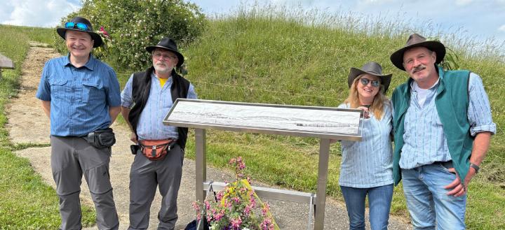 Gemeindepräsidentin Caroline Zürcher mit den Initianten der Panoramatafel vom Banntags-OK (von links): Jürg Zumbrunn, Daniel Hutter und Andy Miesch. Bild zvg
