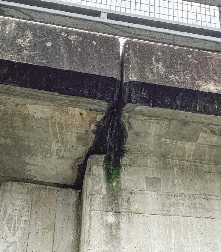 Die Schäden an Teilen der Betonwiderlagern unterhalb der Brücke sind deutlich sichtbar.
Bild Willi Wenger