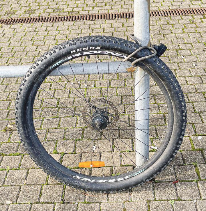 Um Diebstählen vorzubeugen, empfi ehlt die Polizei, Räder mit einem guten Schloss an einer festen Verankerung zu sichern.