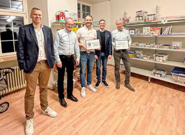 Als Dankeschön erhalten die beiden spendenden Kiwanis Clubs eine gerahmte Danksagung, die an der Sponsorenwand in der Ludothek aufgehängt wird. Bild zvg