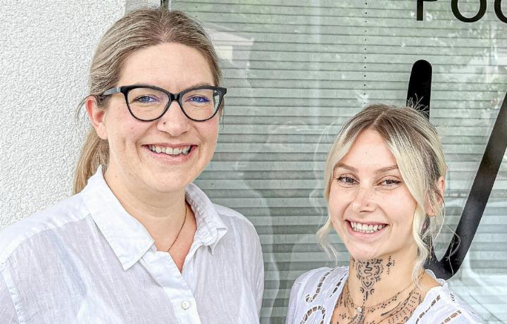 Annika Miath (links) und Julie Daedler freuen sich auf Sie. Bild zvg