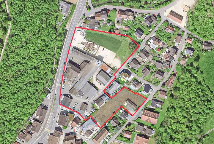 Das rot umrandete Areal am nördlichen Dorfeingang – links die Kantonsstrasse – soll neu genutzt werden können. Bild zvg