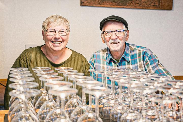 Claudia und Walter Muntwyler gestern Vormittag: Das Beizen-Inventar steht zum Verkauf. Bilder David Thommen Claudia und Walter Muntwyler gestern Vormittag: Das Beizen-Inventar steht zum Verkauf. Bilder David Thommen