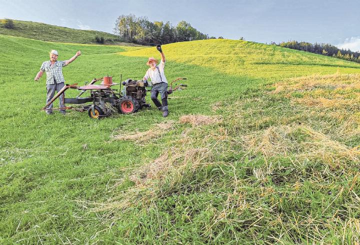 Die Hemmiker Heinz Recher und Ruedi Thommen (von links) mit ihrem « Rapid Spezial» im Ernte einsatz in Urnäsch. Bild zvg